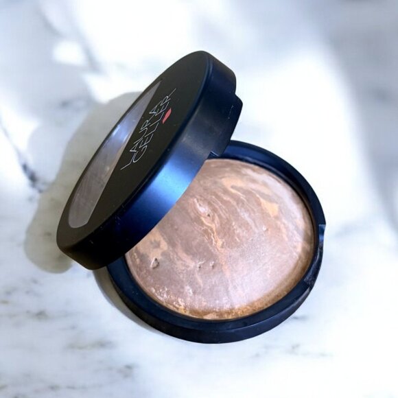 Laura Geller Baked Balance-n-Brighten Foundation Tan Shade - Picture 2 of 5